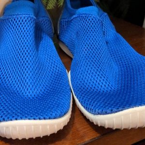 Youth Nike Aqua sock size 5Y